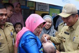  Kunjungi Posyandu Mawar Mekar, Wako Pekanbaru Sosialisasikan PIN Polio