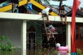 Kisah Foto Antara, Sekeluarga Mengungsi ke Atap