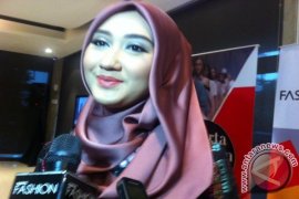 Dian Pelangi: Tren hijab 2016 lebih simpel Page 1 Small