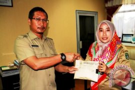 Pegawai Kutai Kartanegara Bantu Korban Kebakaran Loa Duri