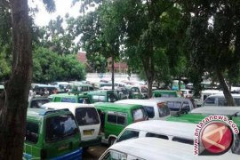 Mengharapkan Angkot Tetap Beroperasi  