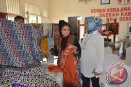 Istri Pangkostrad Kagumi Kerajinan UKM 