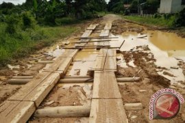 Jalan Siduk - Sungai Kelik Ketapang Rusak Parah