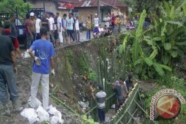 Perbaikan Jalan Longsor Klambir V