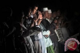 Ribuan Warga Padang Laksanakan Sholat Gerhana Matahari
