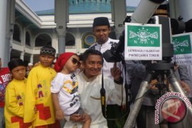 LFNU Ajari Anak-Anak Melihat Gerhana dengan Teropong