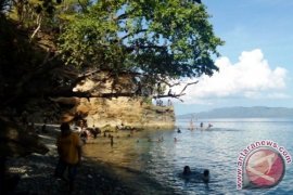 Anak-Anak Itu "Terjun Bebas" dari Tebing Karang