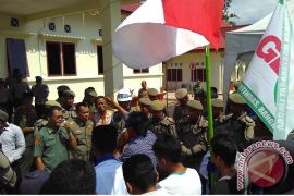 Gema Lingga Berunjuk Rasa di Kantor Bupati