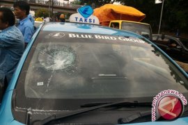 Dua Unit Bluebird Dirusak Saat Demo Taksi 