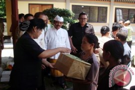 Bupati Karangasem Berikan Bantuan Paket Sembako Di Desa Seraya Tengah