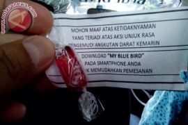 Tidak hanya gratis, pengemudi Blue Bird bagi permen dan selebaran