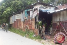 Satpol PP Sanggau Bongkar Gudang Diatas Tanah Pemda