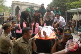 Terpidana Mesum Pingsan Usai Dicambuk