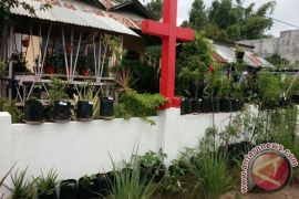 Jemaat Wasian Gerakan Sentuh Tanah Sambut Paskah