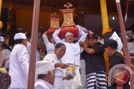 Puncak Karya Pujawali Ida Bhatara Turun Kabeh di Pura Besakih, Wabup Karangasem Mundut Pralingga Ida Bhatara