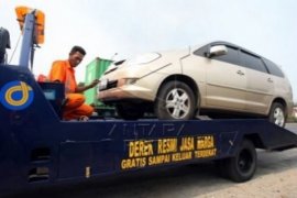 Pengguna Jalan Tol Keluhkan Pungutan Ongkos Derek