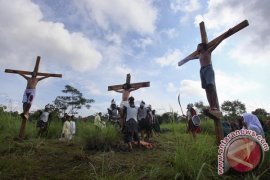 Visualisasi penyalipan Yesus Kristus Page 1 Small