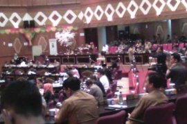 Sampaikan LKPJ 2015, Plt Gubri Ingatkan 9 Misi Pembangunannya