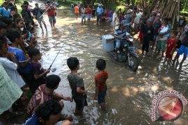 Memancing Ikan di Jalan Rusak