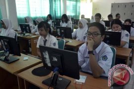 Gubernur Sulsel tinjau pelaksanaan UN SMA
