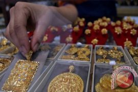 Harga emas dunia turun