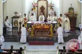 Uskup Manado tahbiskan 7 Imam Baru