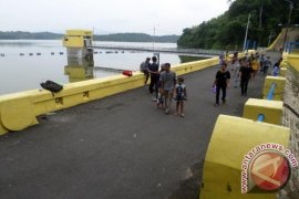 Pengunjung Waduk Pacal