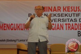 Zawawi Imron Ajari Mahasiswa Surabaya soal Sastra