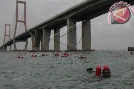 Renang Lintas Selat Madura