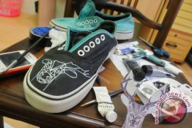 Mahasiswa Fisip Untan Pontianak Menyalurkan Hobi Melalui Sepatu