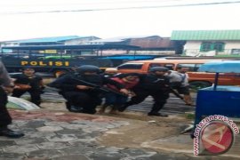 Petugas Gabungan Gerebek Kampung Narkoba di Samarinda  