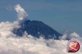 Evakuasi Pendaki Gunung Slamet Masih Berlangsung