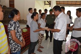 Ratusan Warga Miskin Tejakula Antre Pencairan PKH Kemensos RI