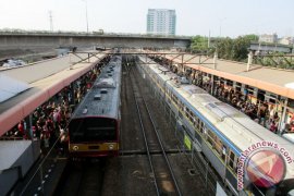 Dua Menteri Tinjau Sejumlah Stasiun