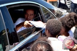 Jokowi Bagi-Bagi Buku di Papua