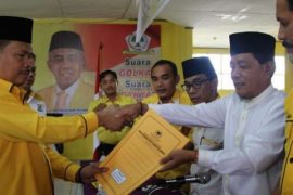 Masnur Antarkan Formulir Bakal Calon Bupati Kampar dari Partai Golkar