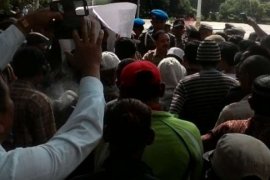 Puluhan Masyarakat Demo Kantor Bupati Inhil Tuntut Penunjukan Pjs Kades