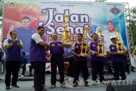 Serahkan Hadiah saat Hari Buruh