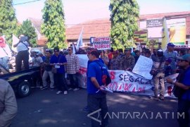 "GMBM" Jember Demo Tuntut Penyelesaian Kasus Buruh