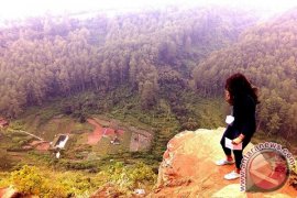 Aher Ajak Wisatawan Berlibur di Jabar