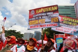 Bidan Menuntut Jadi PNS