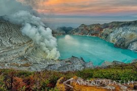 Ribuan WIsatawan Saksikan Api Biru Kawah Ijen 