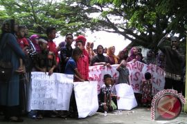 Keluarga Terdakwa Unjuk Rasa di PN Meulaboh
