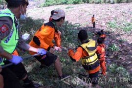 Basarnas Evakuasi Korban Hanyut Terseret Banjir Trenggalek