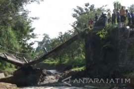 Jembatan Antardesa di Ponorogo Putus Diterjang Banjir