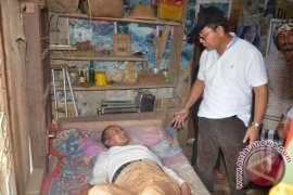 Wabup Buleleng Bantu Warga Miskin Desa Wanagiri