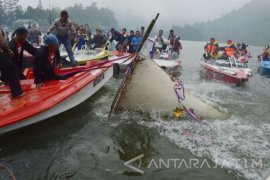Larung Tumpeng Sarangan