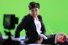 Vidi Aldiano Ajak Desain Grafis Rancang Sampul Album "Persona"