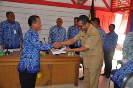 Bupati Serahkan Penjabaran APBD Pada Kepala SKPD