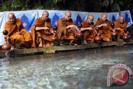 Jelang Waisak, Puluhan Biksu Ambil Air Berkah di Jumprit